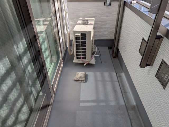 名東区　ホワイト系　洋風住宅　外壁塗装　施工例　ベランダFRP防水塗装前　イメージ