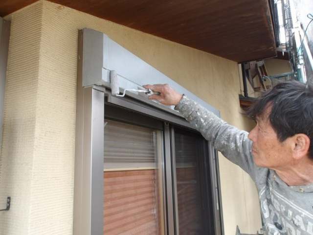 江南市 ナチュラル和モダン住宅 外壁塗装 施工例 シャッターボックス下塗り イメージ