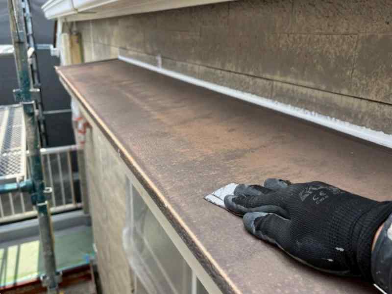 千種区　ナチュラル系ツートンカラー　賃貸アパート外壁塗装　施工例　庇塗装ケレン作業　イメージ