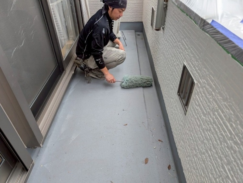 守山区　エサキホーム　ベランダ多彩仕上げ　外壁塗装　施工例　バルコニー塗装前　清掃作業　イメージ