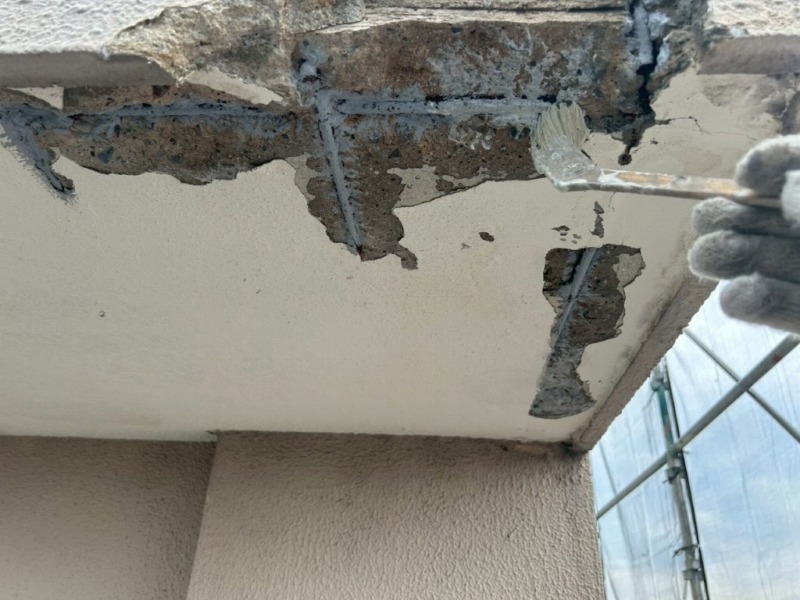名古屋市西区　賃貸マンション「本郷ビレッジ」様　外壁塗装　施工例　外壁塗装前　軒天欠損補修　イメージ