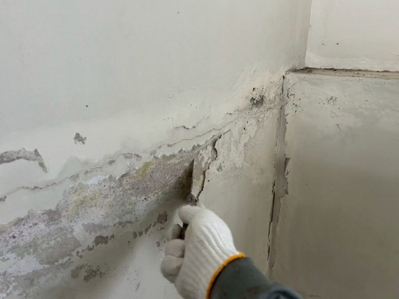 名古屋市西区　賃貸マンション「本郷ビレッジ」様　外壁塗装　施工例　階段室壁　脆弱塗膜の剥離作業　イメージ
