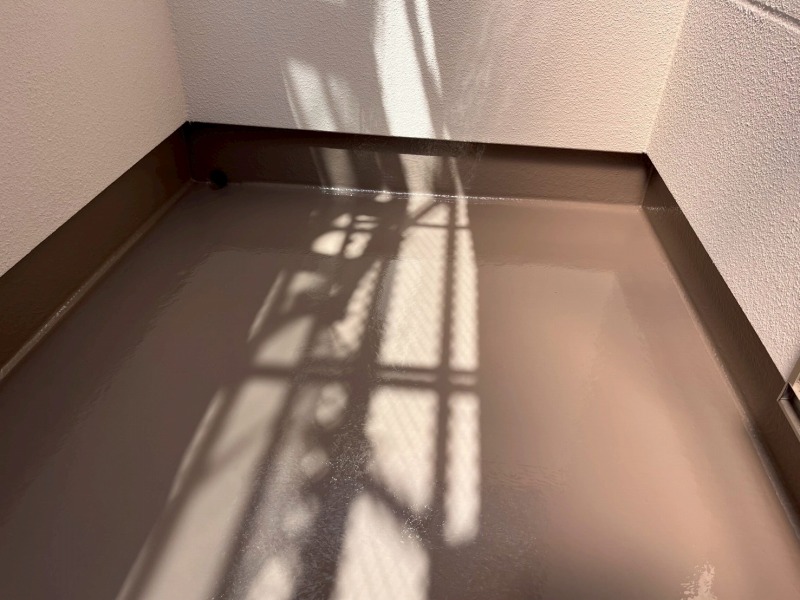 名古屋市南区 ホワイト×ライトブラウン系 ALC洋風外壁塗装 施工例 ベランダ防水完成 イメージ