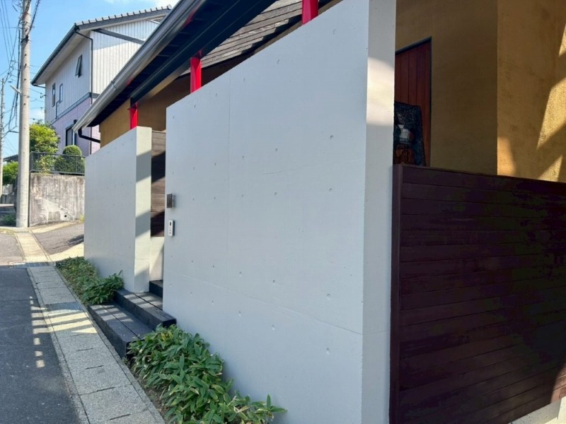 各務原市 ジョリパット×黒系突板で魅せる上質な外壁塗装ツートン仕上げ 施工例 擁壁塗装 完成 イメージ