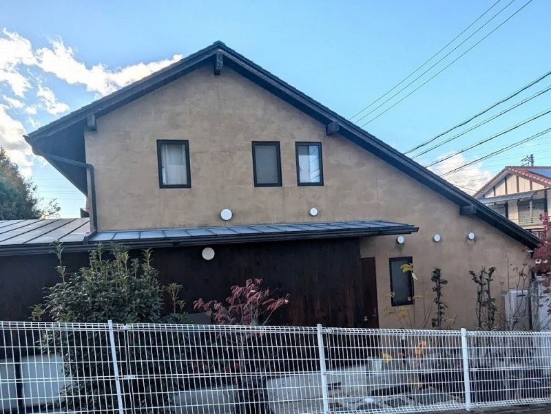 各務原市　ジョリパット×黒系突板で魅せる上質な外壁塗装ツートン仕上げ　施工例　イメージ