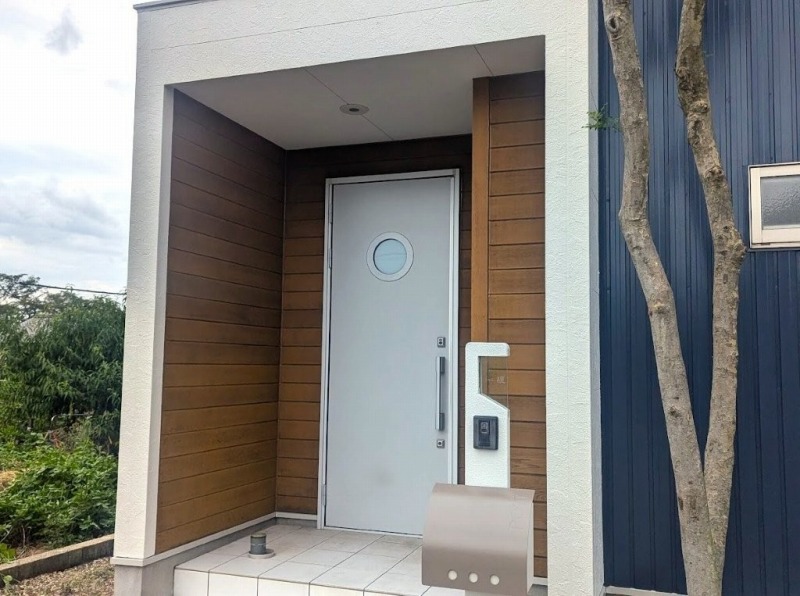 犬山市 シンプルモダン住宅 外壁塗装 施工例 玄関部分 外壁塗装完成 イメージ