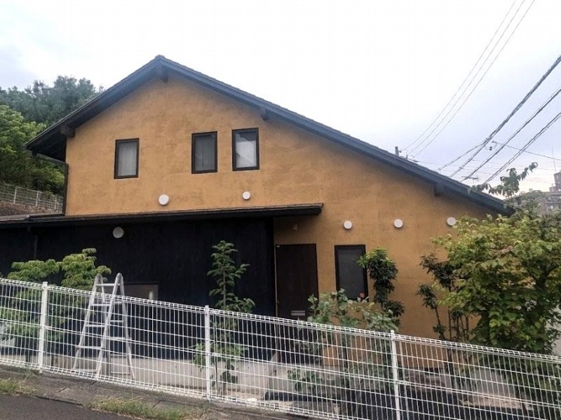 各務原市　ジョリパット×黒系突板で魅せる上質な外壁塗装ツートン仕上げ　施工例の写真