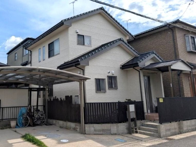 春日井市　サイディング外壁（ベージュ系）×木調アクセント　外壁塗装　施工例の写真