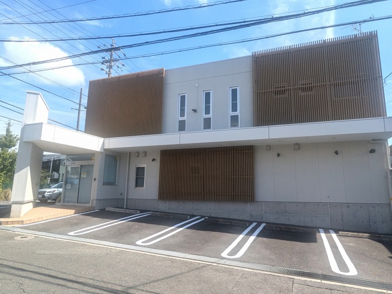 桑名市 面格子のアクセントがおしゃれな 動物病院 外壁塗装 施工例 外壁塗装完成 イメージ