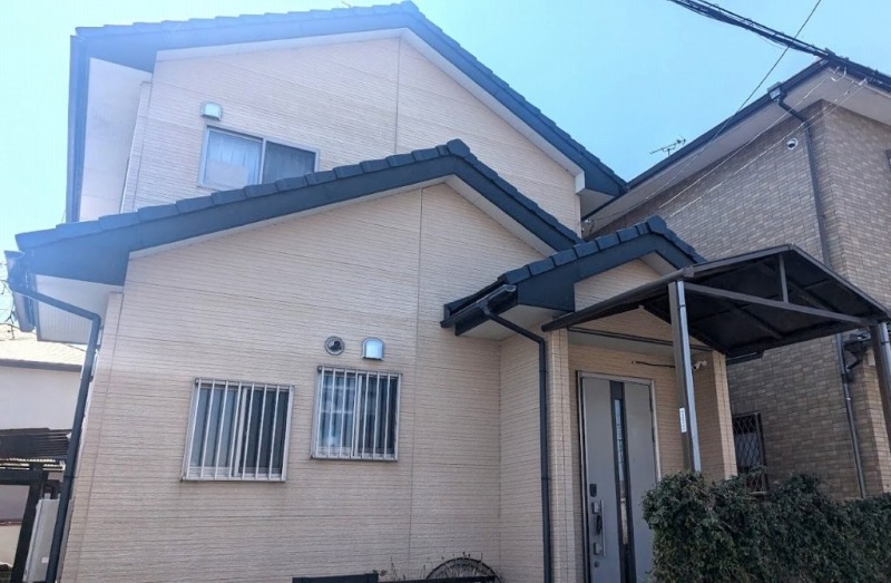 春日井市　サイディング外壁（ベージュ系）×木調アクセント　外壁塗装　施工例　イメージ