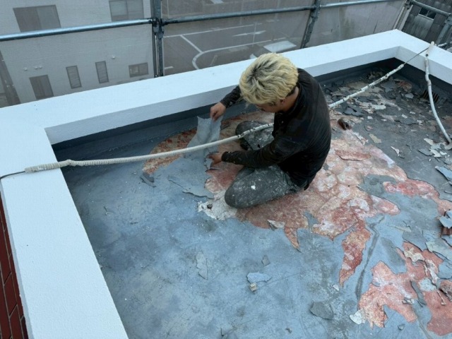 名古屋市西区　3階建ビル　スタイリッシュグレー系　外壁塗装　施工例　屋上防水塗装　完成　屋上防水塗膜　剥離作業　イメージ
