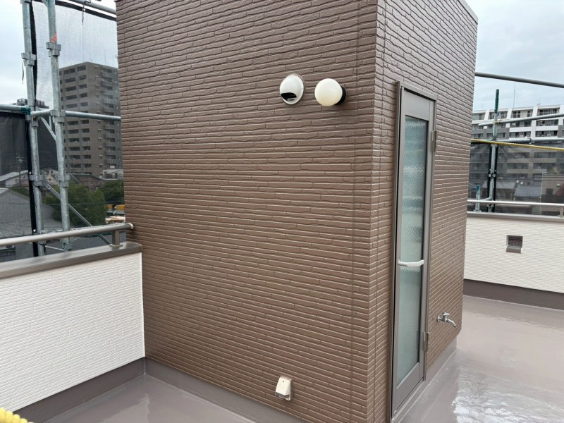 名古屋市北区　3階建　モダン住宅　多彩仕上げ外壁塗装　施工例　屋上塔屋塗装完成　イメージ