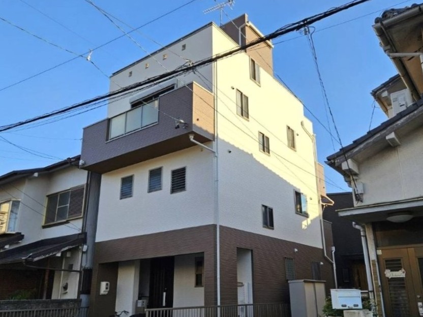 名古屋市北区　3階建　モダン住宅　多彩仕上げ外壁塗装　施工例の写真