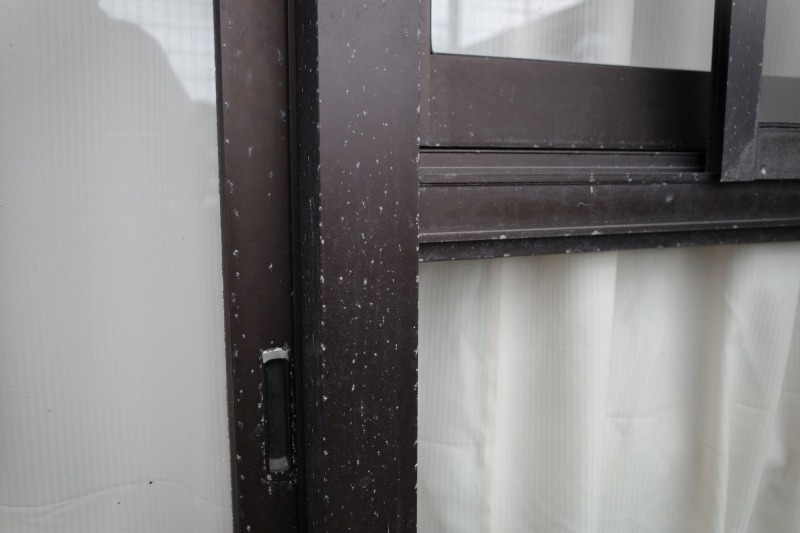 アルミ建材に多い「くすみ・白ボケ・まだら模様・・・」これが塗装の相談が増える理由です イメージ