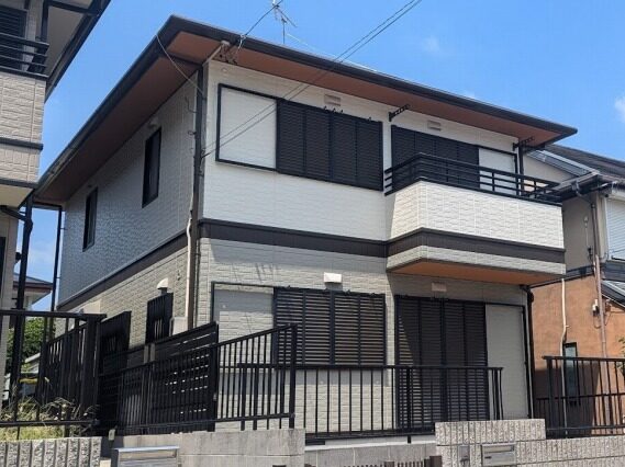 名古屋市名東区 モダン住宅 ツートンカラー外壁塗装 施工例の写真