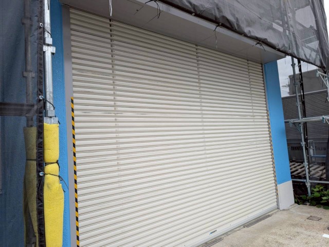 春日井市 ブルー×ホワイト系 ツートンカラー 社屋外壁塗装 施工例 シャッタ塗装 完成 イメージ