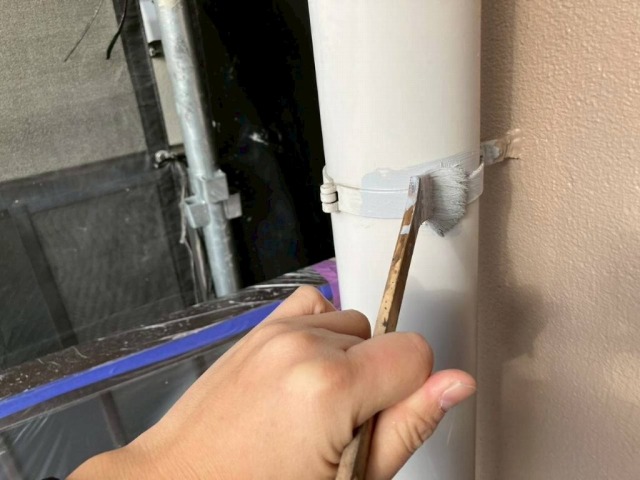 名古屋市北区　グレージュ系　店舗兼住宅　ALC外壁塗装　施工例　樋掴み金物下塗り　イメージ
