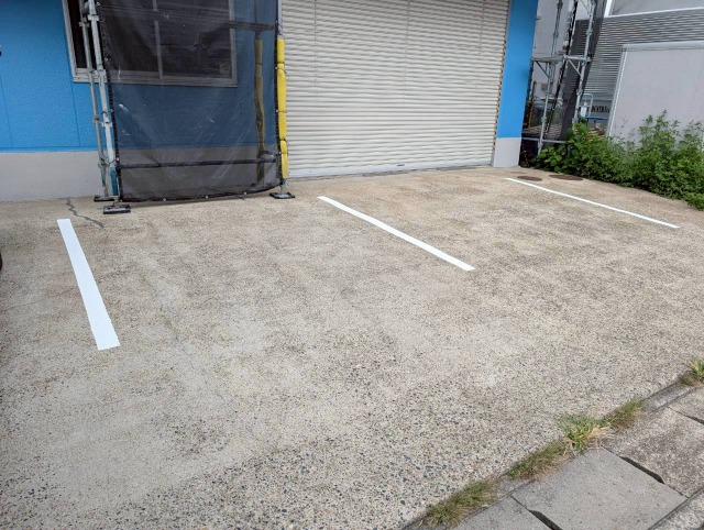 春日井市 ブルー×ホワイト系 ツートンカラー 社屋外壁塗装 施工例 駐車場ライン塗装 完成 イメージ