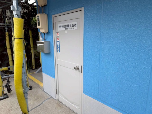 春日井市 ブルー×ホワイト系 ツートンカラー 社屋外壁塗装 施工例 1階外壁とスチールドア塗装 完成 イメージ