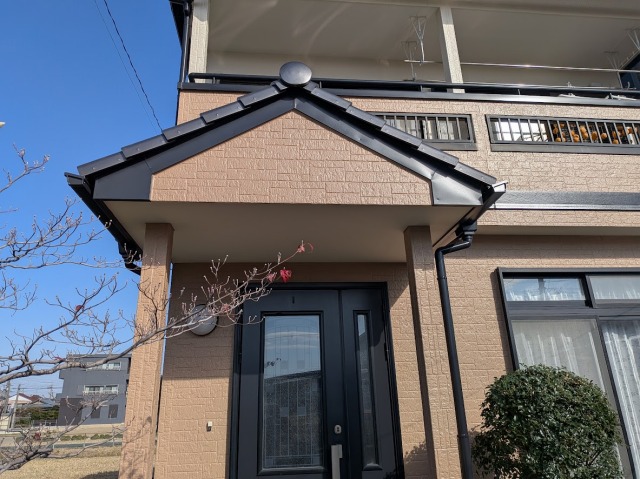 大治町 ベージュ×アイボリー系 外壁ツートンカラー塗装 施工例 玄関・1階外壁・ベランダ塗装 完成 イメージ