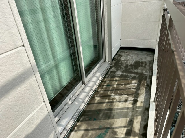 千種区　ベージュの外観から　洗練されたホワイト系へ　外壁塗装　施工例　ベランダ塗装前　イメージ