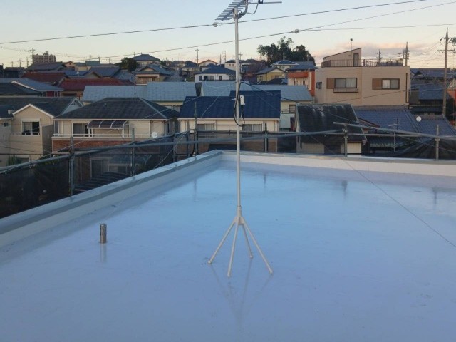 東郷町 愛知つばめ交通㈱ 様 白×ブルー系 外壁塗装 施工例 屋上防水塗装 完成 イメージ