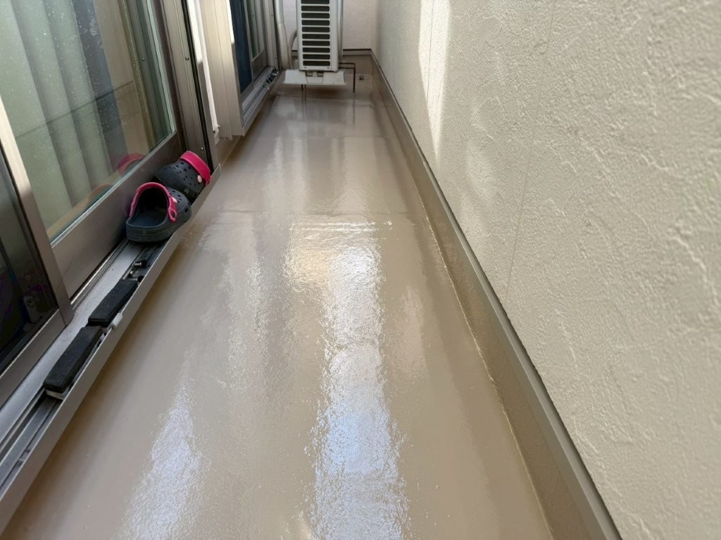 名古屋市港区 ホワイト×ペールブルー系 ダブルトーン 外壁塗装 施工例 ベランダ防水塗装 完成 イメージ