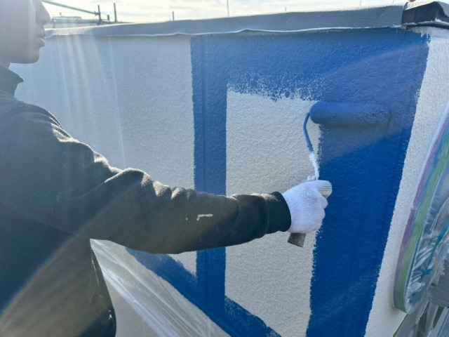東郷町　愛知つばめ交通㈱ 様　白×ブルー系　外壁塗装　施工例　パラペット塗装　イメージ