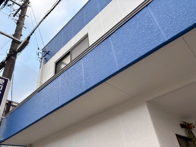 東郷町 愛知つばめ交通㈱ 様 白×ブルー系 外壁塗装 施工例 外壁・軒天塗装 完成 イメージ