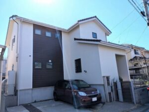 瀬戸市 ホワイト×ブラウン 多彩仕上げ 洋風住宅 外壁塗装 施工例