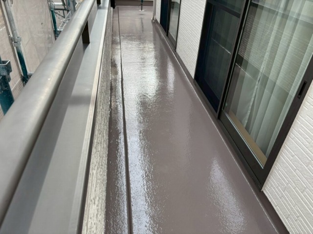 瀬戸市 ホワイト×ブラウン 多彩仕上げ 洋風住宅 外壁塗装 施工例 ベランダFRP防水塗装 完成 イメージ