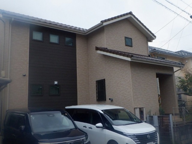 瀬戸市　ホワイト×ブラウン　多彩仕上げ　洋風住宅　外壁塗装　施工例　塗装前　イメージ