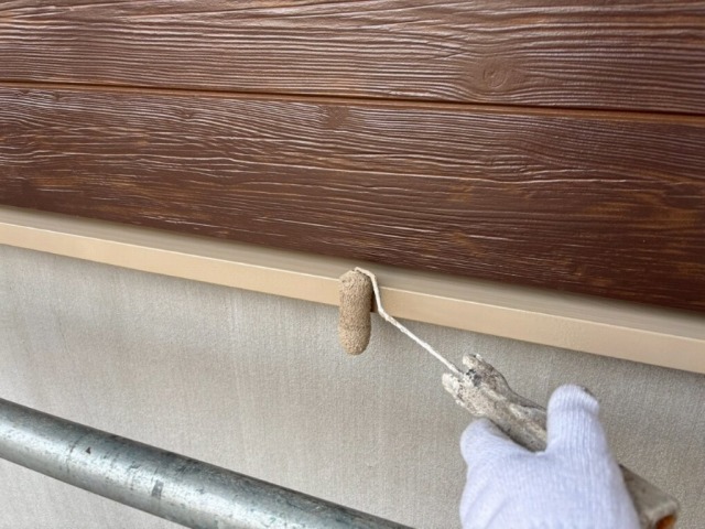 瀬戸市　ホワイト×ブラウン　多彩仕上げ　洋風住宅　外壁塗装　施工例　水切り板金塗装　イメージ
