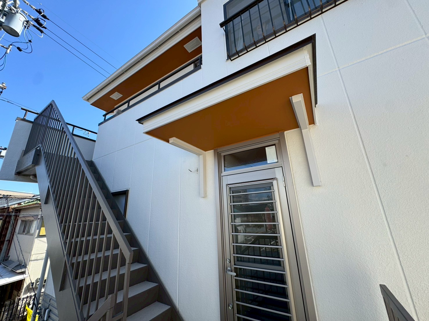 瑞穂区 ホワイト×グレー系 モダン住宅 外壁塗装 施工例 玄関廻り 塗装完成 イメージ