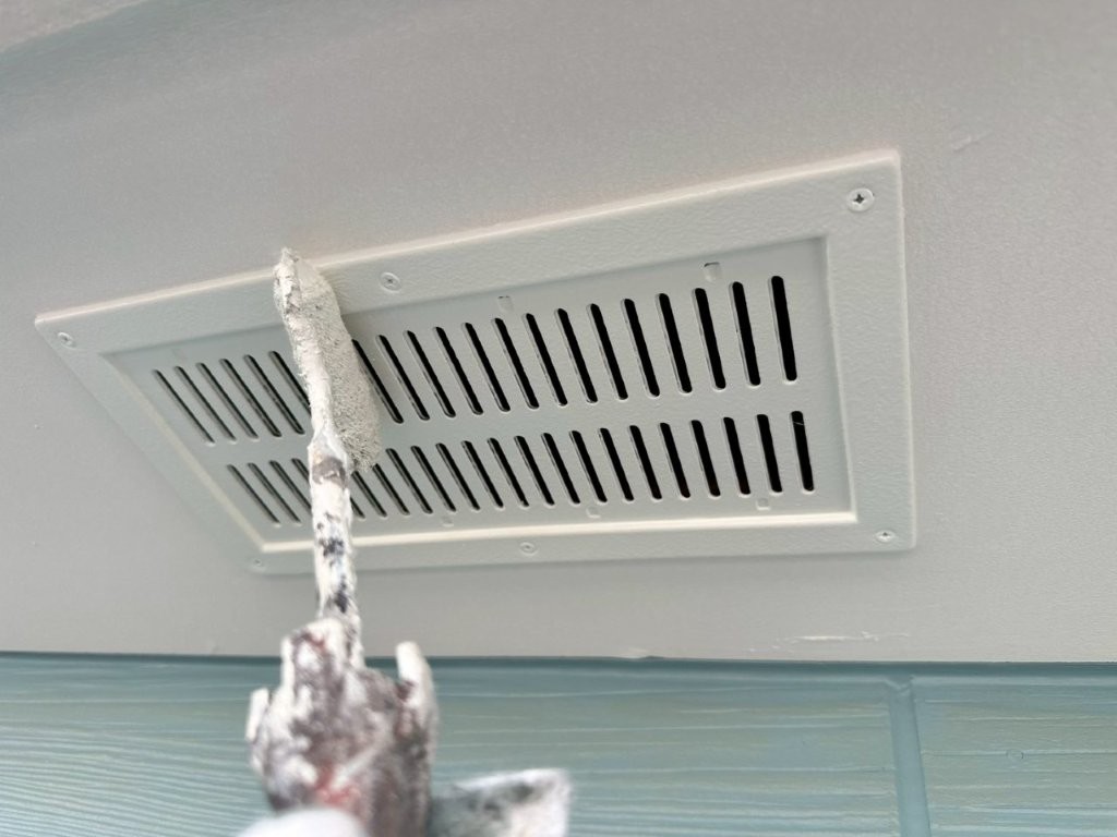 名古屋市港区　ホワイト×ペールブルー系　ダブルトーン　外壁塗装　施工例　軒換気口塗装　イメージ