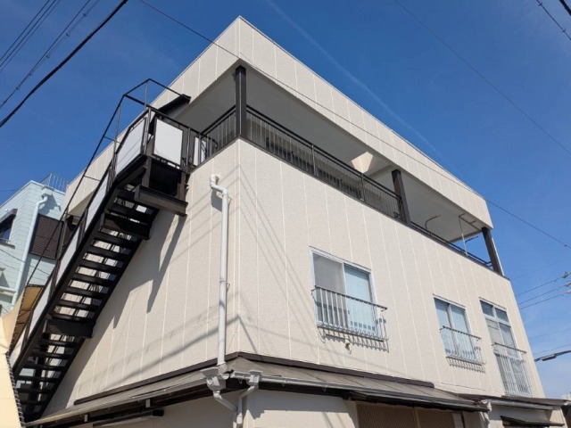 名古屋市北区 明るく整えるホワイト外壁×遮熱屋根 外壁塗装 施工例 鉄骨階段+外壁塗装 完成 イメージ
