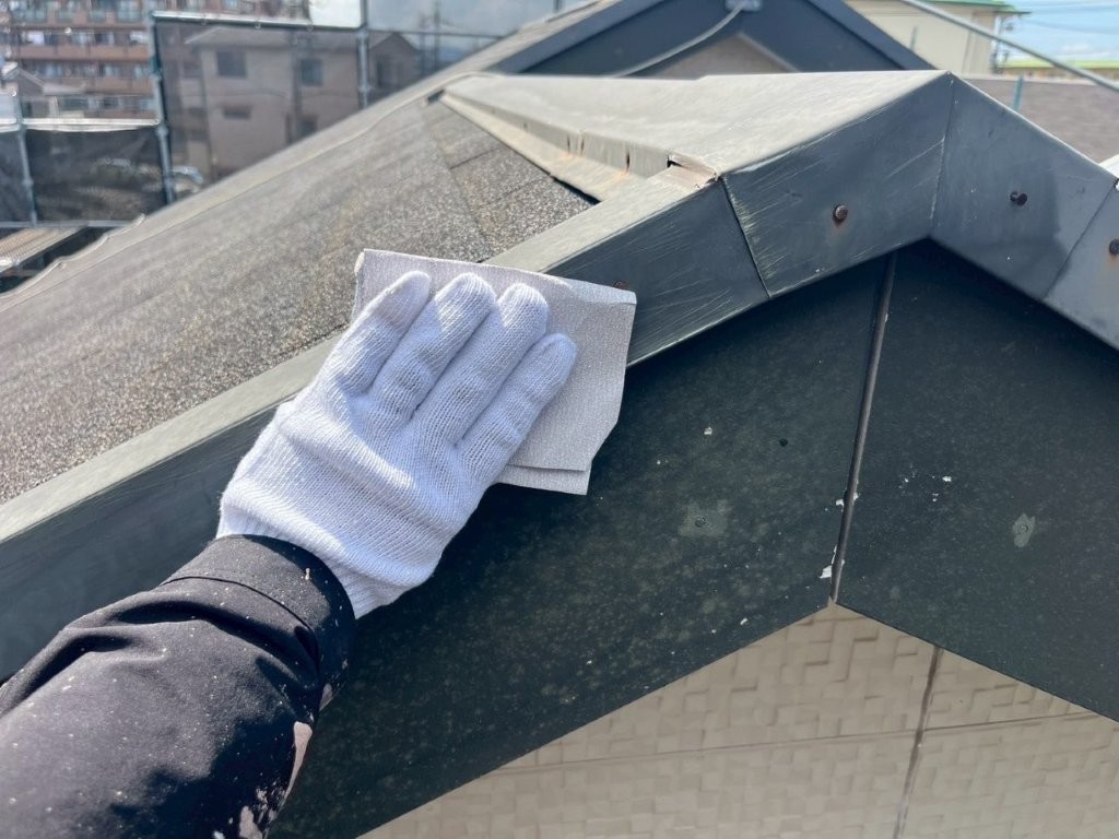 中川区　ナチュラルベージュ×木目調ダブルトーン　外壁塗装　施工例　屋根笠木塗装前　ケレン作業　イメージ