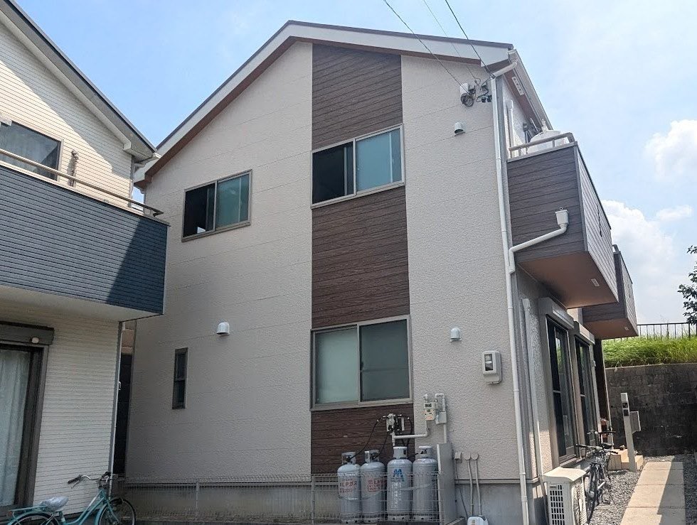 中川区　ナチュラルベージュ×木目調ダブルトーン　外壁塗装　施工例　完成　イメージ