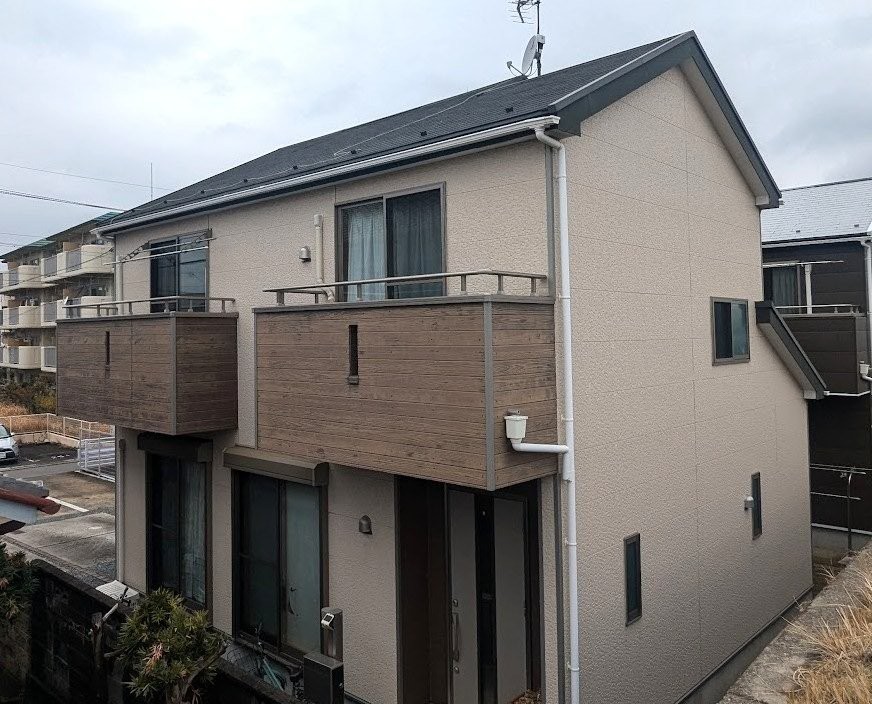 中川区　ナチュラルベージュ×木目調ダブルトーン　外壁塗装　施工例　塗装前　イメージ
