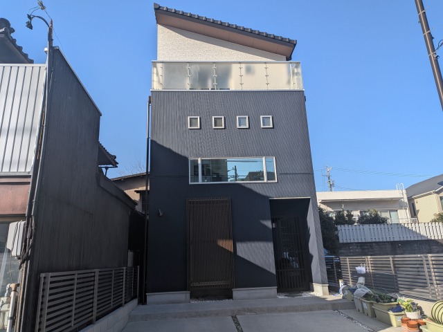 名古屋市昭和区　重厚感あるダークグレー系　洗練されたモダン住宅　外壁塗装　施工例の写真