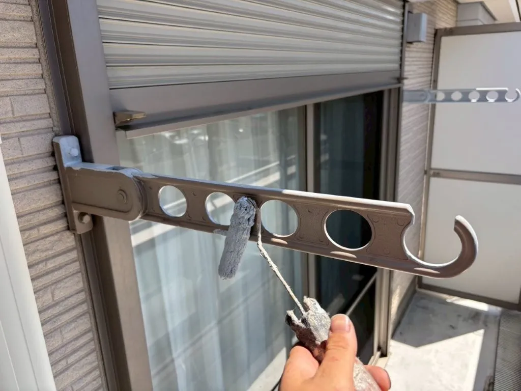 中川区 　賃貸アパート　上品なアイボリーベージュへ　外壁塗装　施工例　物干し金物　下塗り　　イメージ