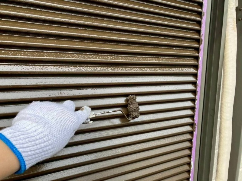 名古屋市北区　タイル調サイディングを活かした多彩仕上げ　外壁塗装　施工例　雨戸塗装　上塗り2回目　イメージ