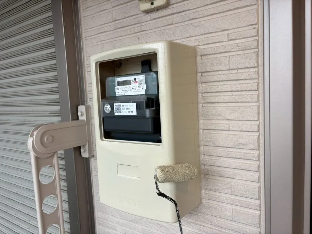 中川区 　賃貸アパート　上品なアイボリーベージュへ　外壁塗装　施工例　メーターボックス塗装　上塗り2回目　イメージ