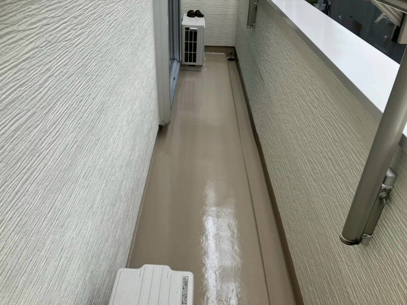 名古屋市西区 艶消しホワイトとブラウンタイルの上品な外壁塗装 施工例 ベランダFRP防水塗装 完成 イメージ