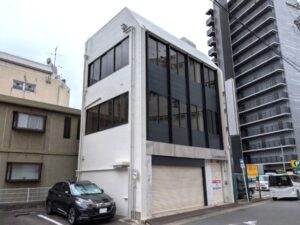 名古屋市熱田区　3階建てビル外壁塗装｜白とチャコールグレーで美しく再生