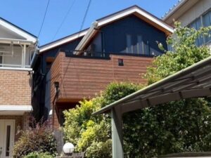 名古屋市千種区　ネイビーと木目調ダブルトーンで仕上げた外壁・屋根塗装　施工例