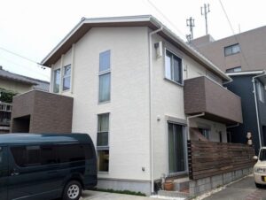 名古屋市西区｜艶消しホワイトとブラウンタイルの上品な外壁塗装　施工例