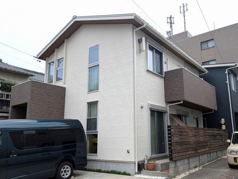 名古屋市西区｜艶消しホワイトとブラウンタイルの上品な外壁塗装　施工例の写真